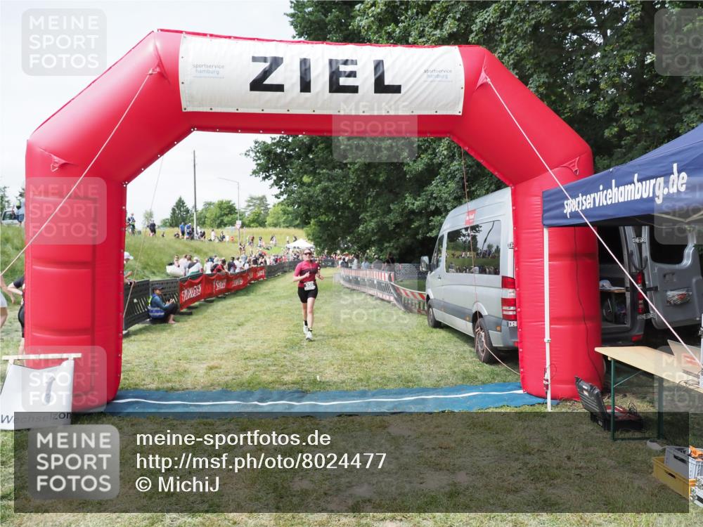 21.06.2025 - 27. Vierlanden-Triathlon MichiJ http://msf.ph/oto/8024477 15.06.2026 11:52:30 Ziel 556 meine-sportfotos.de