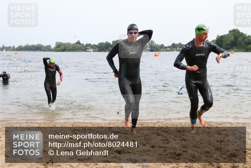 15.06.2025 - 27. Vierlanden-Triathlon Lena Gebhardt http://msf.ph/oto/8024481 15.06.2025 10:55:31 Schwimmen 639, 656, 712, 736, 740 meine-sportfotos.de
