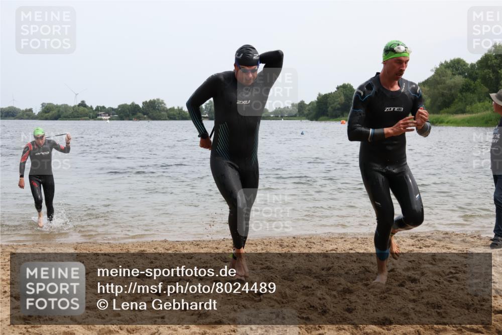15.06.2025 - 27. Vierlanden-Triathlon Lena Gebhardt http://msf.ph/oto/8024489 15.06.2025 10:55:31 Schwimmen 639, 656, 712, 736, 740 meine-sportfotos.de