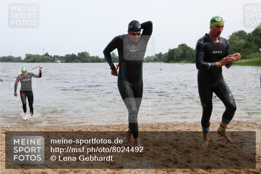 15.06.2025 - 27. Vierlanden-Triathlon Lena Gebhardt http://msf.ph/oto/8024492 15.06.2025 10:55:31 Schwimmen 639, 656, 712, 736, 740 meine-sportfotos.de