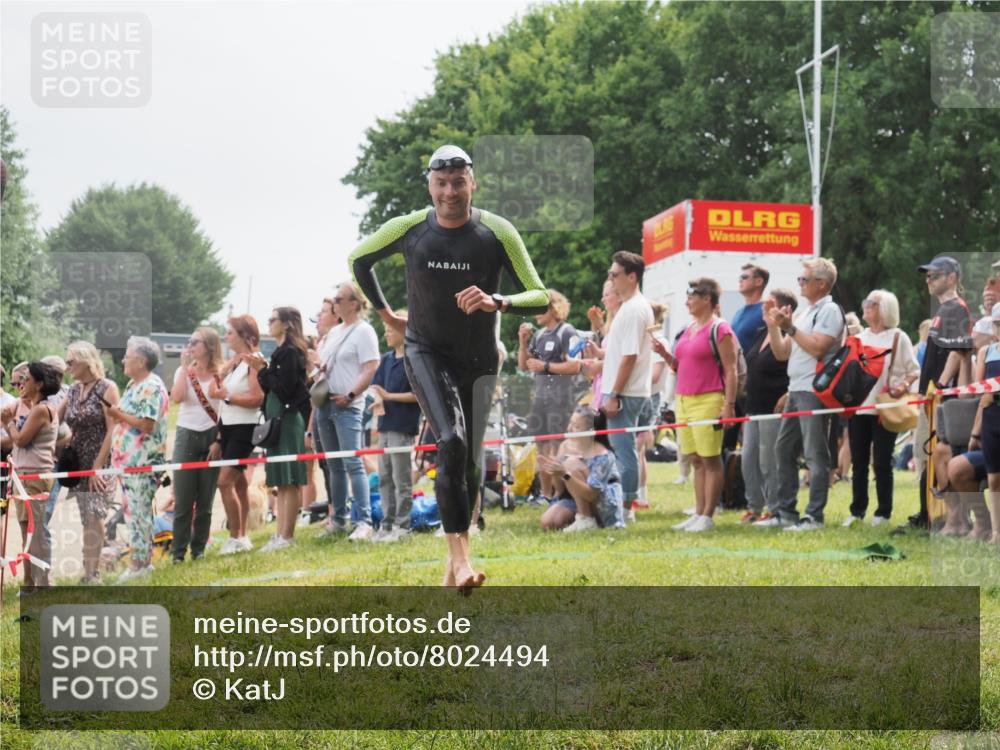 15.06.2025 - 27. Vierlanden-Triathlon KatJ http://msf.ph/oto/8024494 15.06.2025 10:57:53 Schwimmen 686, 705, 738, 774 meine-sportfotos.de