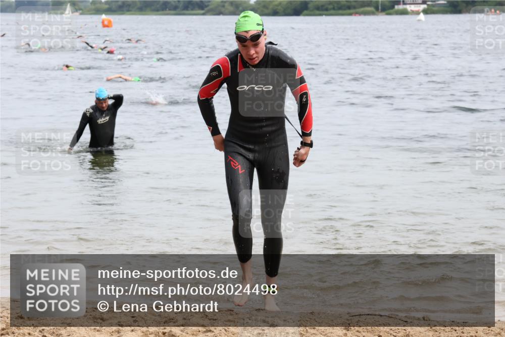15.06.2025 - 27. Vierlanden-Triathlon Lena Gebhardt http://msf.ph/oto/8024498 15.06.2025 10:55:32 Schwimmen 639, 656, 712, 736, 740 meine-sportfotos.de