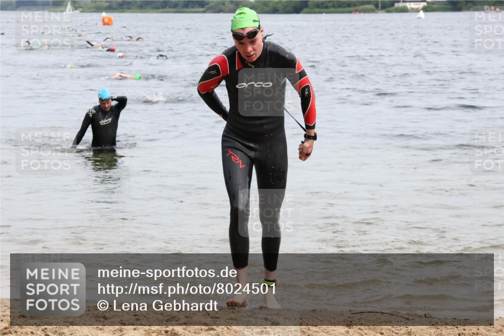 15.06.2025 - 27. Vierlanden-Triathlon Lena Gebhardt http://msf.ph/oto/8024501 15.06.2025 10:55:32 Schwimmen 639, 656, 712, 736, 740 meine-sportfotos.de