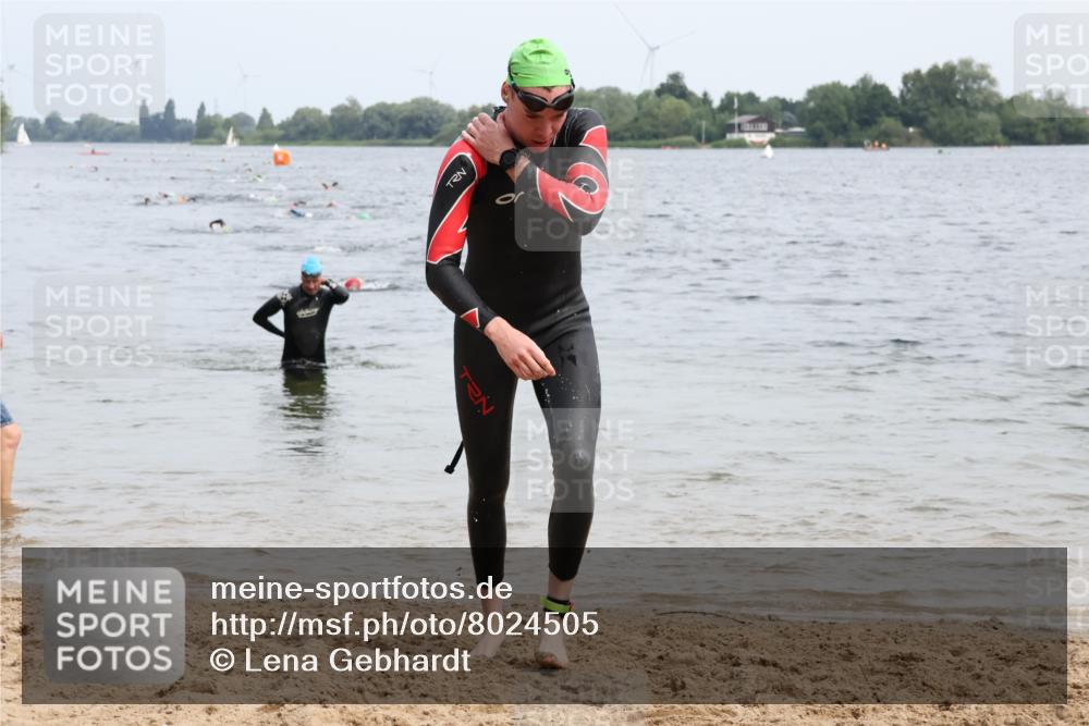 15.06.2025 - 27. Vierlanden-Triathlon Lena Gebhardt http://msf.ph/oto/8024505 15.06.2025 10:55:34 Schwimmen 639, 656, 712, 736, 740 meine-sportfotos.de