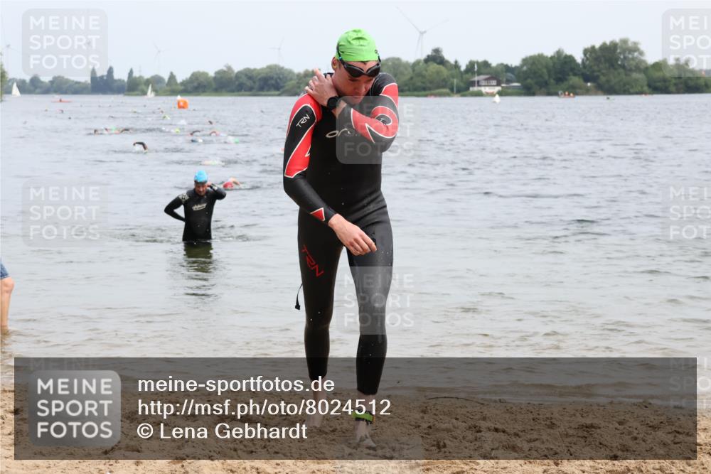 15.06.2025 - 27. Vierlanden-Triathlon Lena Gebhardt http://msf.ph/oto/8024512 15.06.2025 10:55:34 Schwimmen 639, 656, 712, 736, 740 meine-sportfotos.de
