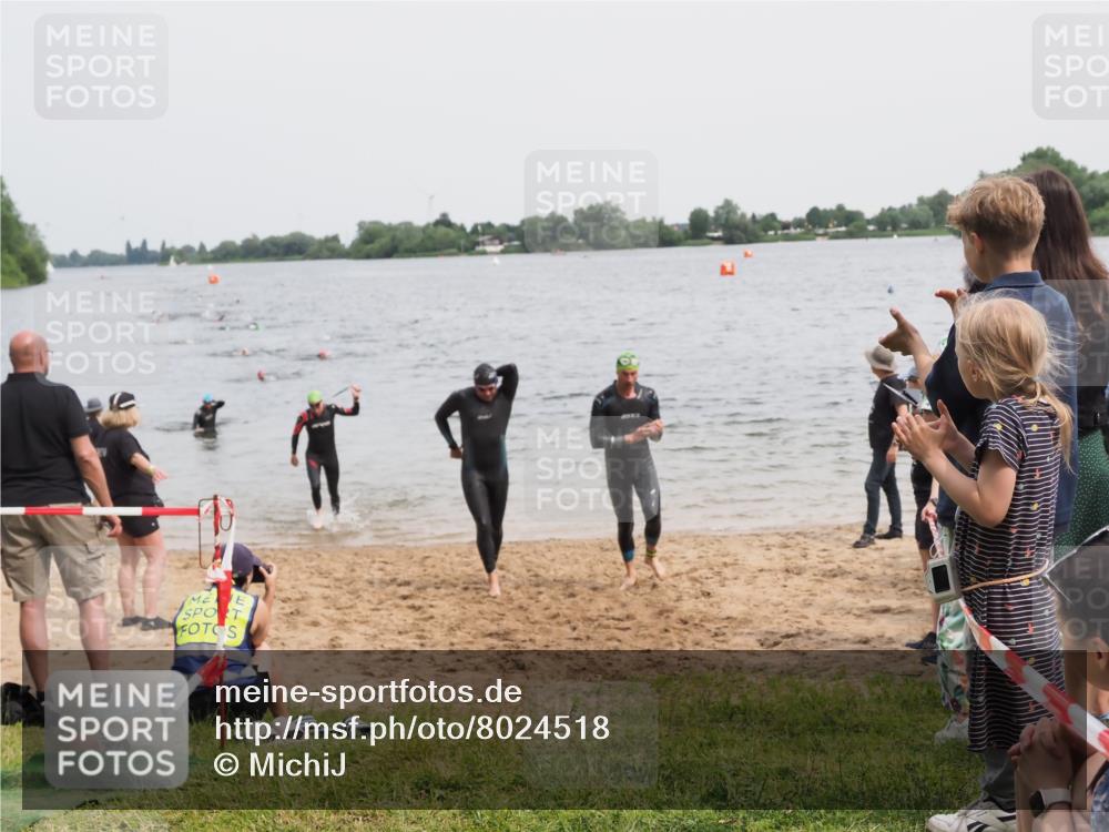21.06.2025 - 27. Vierlanden-Triathlon MichiJ http://msf.ph/oto/8024518 15.06.2026 10:55:31 Schwimmen 639, 656, 736, 740 meine-sportfotos.de