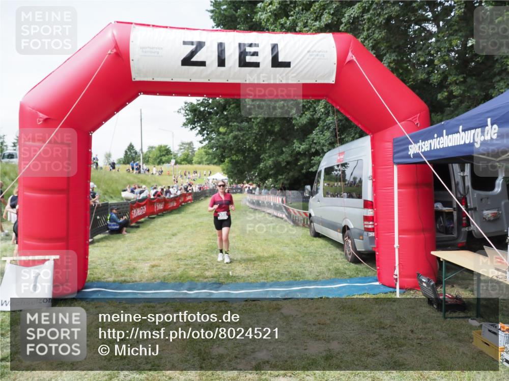 21.06.2025 - 27. Vierlanden-Triathlon MichiJ http://msf.ph/oto/8024521 15.06.2026 11:52:31 Ziel 556 meine-sportfotos.de