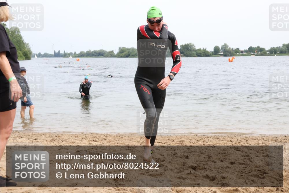 15.06.2025 - 27. Vierlanden-Triathlon Lena Gebhardt http://msf.ph/oto/8024522 15.06.2025 10:55:35 Schwimmen 639, 656, 712, 736, 740 meine-sportfotos.de