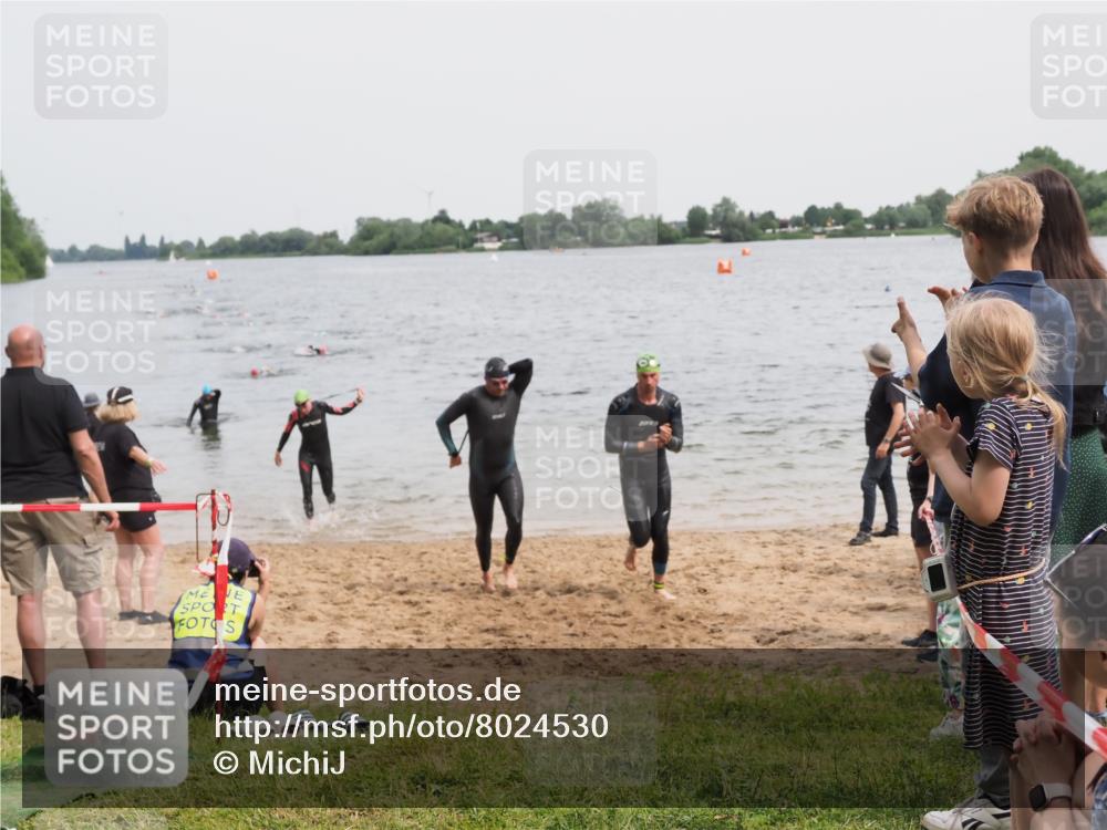21.06.2025 - 27. Vierlanden-Triathlon MichiJ http://msf.ph/oto/8024530 15.06.2026 10:55:31 Schwimmen 639, 656, 736, 740 meine-sportfotos.de