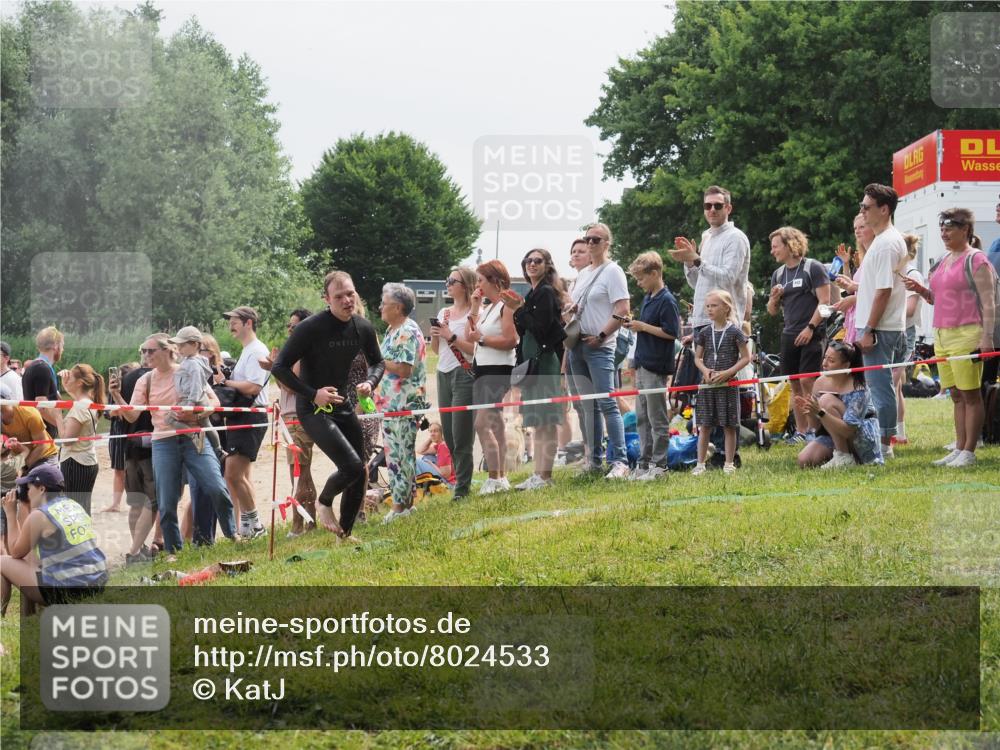 15.06.2025 - 27. Vierlanden-Triathlon KatJ http://msf.ph/oto/8024533 15.06.2025 10:57:56 Schwimmen 647, 686, 705, 738, 774 meine-sportfotos.de