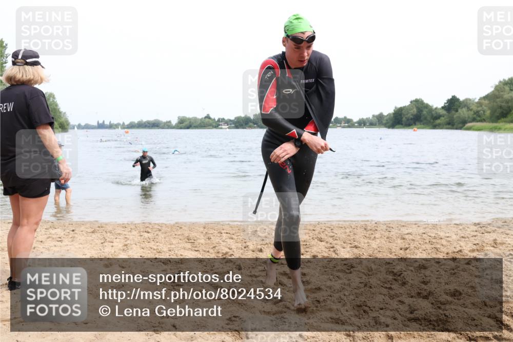 15.06.2025 - 27. Vierlanden-Triathlon Lena Gebhardt http://msf.ph/oto/8024534 15.06.2025 10:55:36 Schwimmen 639, 656, 712, 736 meine-sportfotos.de