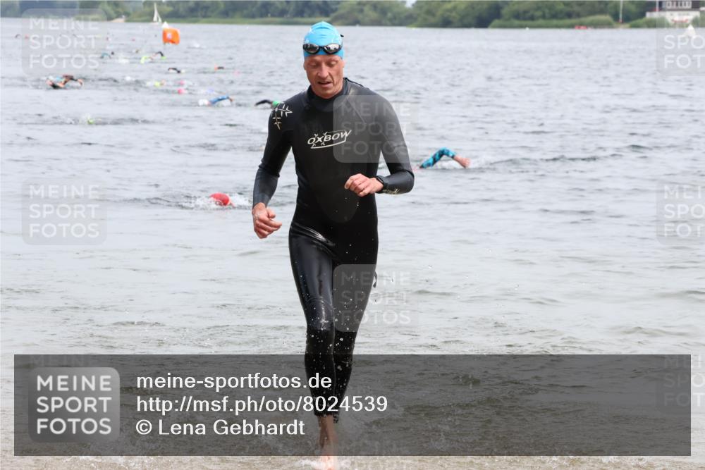 15.06.2025 - 27. Vierlanden-Triathlon Lena Gebhardt http://msf.ph/oto/8024539 15.06.2025 10:55:40 Schwimmen 639, 656, 712, 736 meine-sportfotos.de