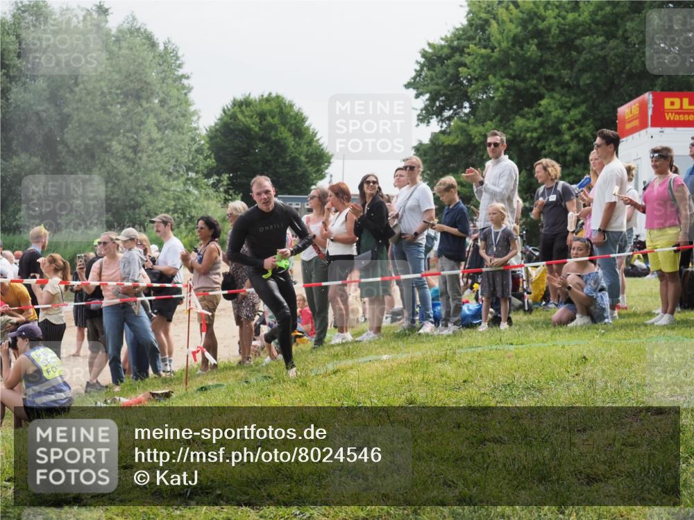 15.06.2025 - 27. Vierlanden-Triathlon KatJ http://msf.ph/oto/8024546 15.06.2025 10:57:56 Schwimmen 647, 686, 705, 738, 774 meine-sportfotos.de