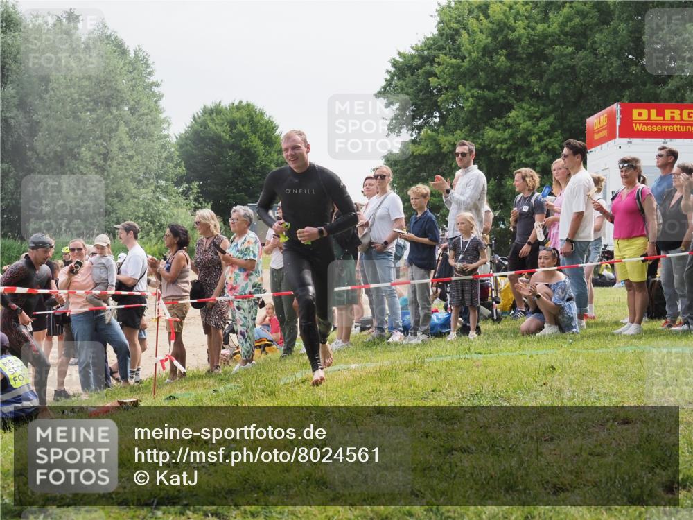 15.06.2025 - 27. Vierlanden-Triathlon KatJ http://msf.ph/oto/8024561 15.06.2025 10:57:57 Schwimmen 647, 686, 705, 738, 774 meine-sportfotos.de