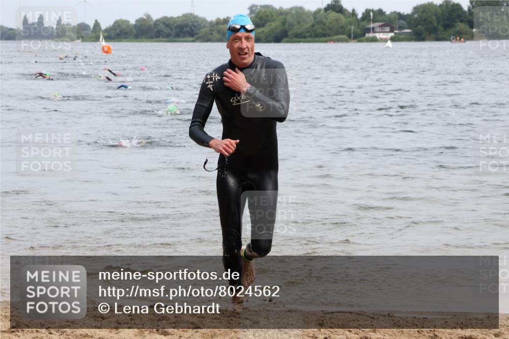 15.06.2025 - 27. Vierlanden-Triathlon Lena Gebhardt http://msf.ph/oto/8024562 15.06.2025 10:55:40 Schwimmen 639, 656, 712, 736 meine-sportfotos.de