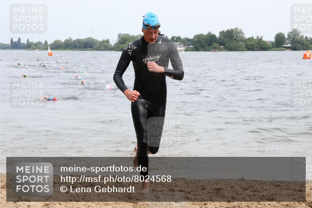 15.06.2025 - 27. Vierlanden-Triathlon Lena Gebhardt http://msf.ph/oto/8024568 15.06.2025 10:55:41 Schwimmen 639, 656, 712, 736 meine-sportfotos.de