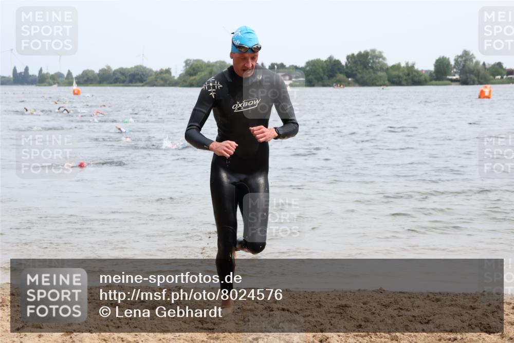 15.06.2025 - 27. Vierlanden-Triathlon Lena Gebhardt http://msf.ph/oto/8024576 15.06.2025 10:55:41 Schwimmen 639, 656, 712, 736 meine-sportfotos.de