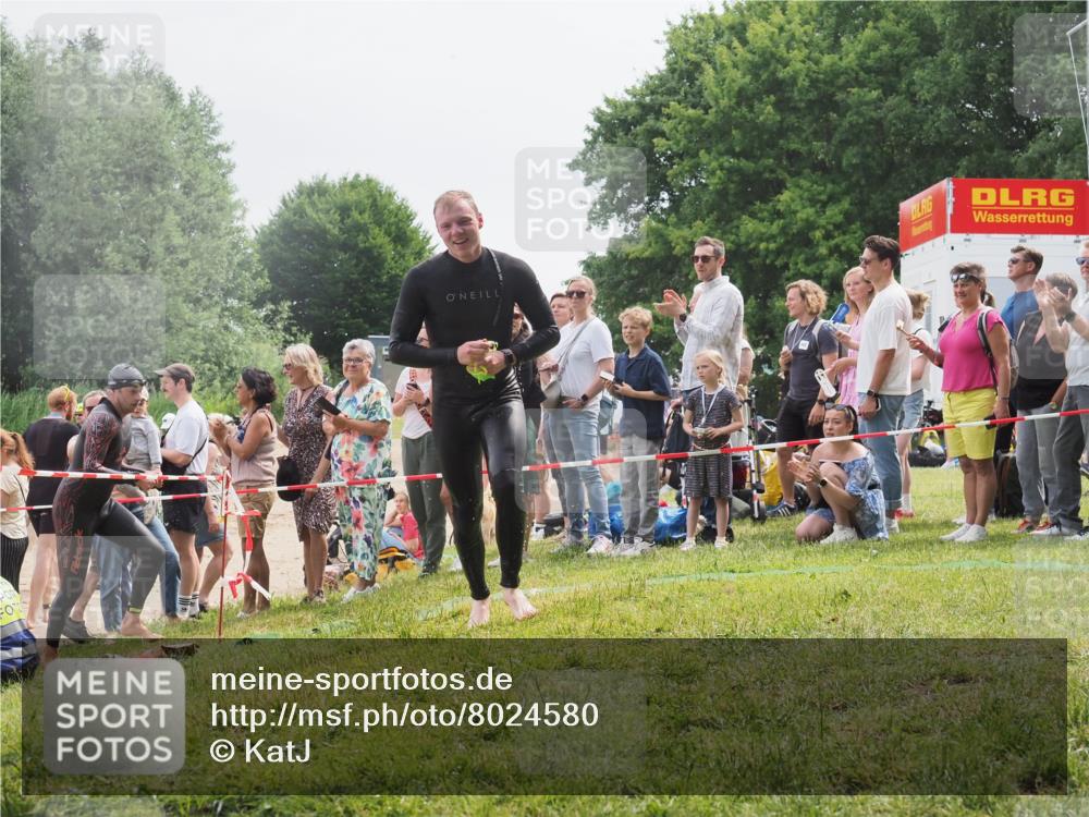 15.06.2025 - 27. Vierlanden-Triathlon KatJ http://msf.ph/oto/8024580 15.06.2025 10:57:57 Schwimmen 647, 686, 705, 738, 774 meine-sportfotos.de