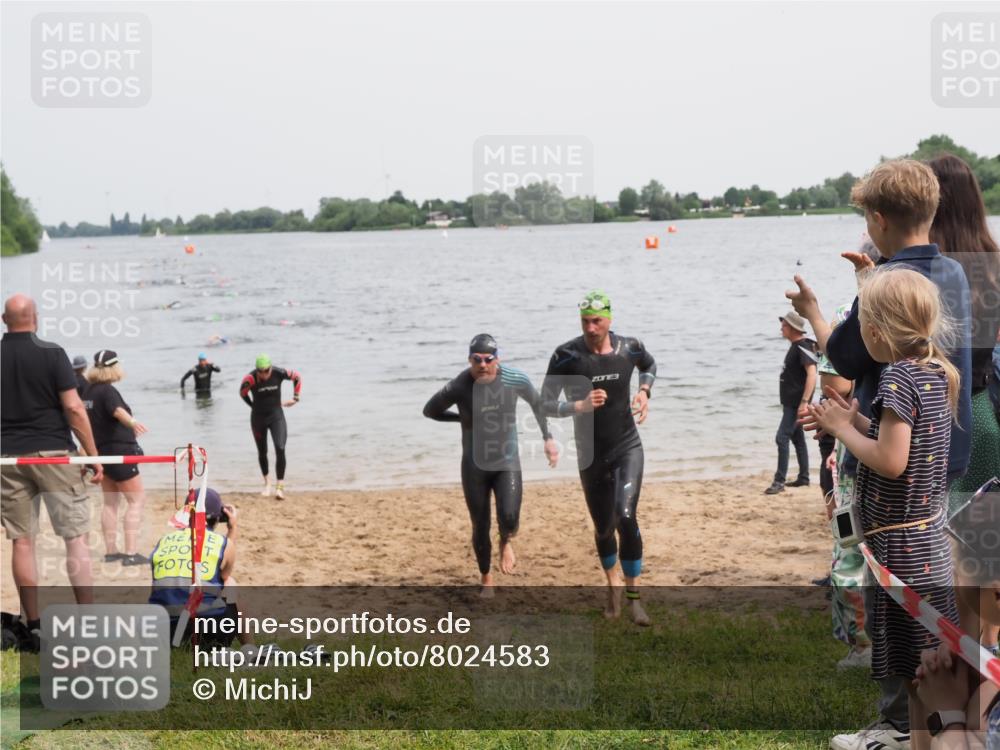 21.06.2025 - 27. Vierlanden-Triathlon MichiJ http://msf.ph/oto/8024583 15.06.2026 10:55:32 Schwimmen 639, 656, 736, 740 meine-sportfotos.de