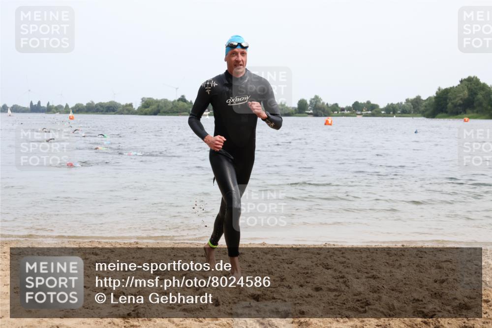 15.06.2025 - 27. Vierlanden-Triathlon Lena Gebhardt http://msf.ph/oto/8024586 15.06.2025 10:55:42 Schwimmen 639, 712, 736 meine-sportfotos.de