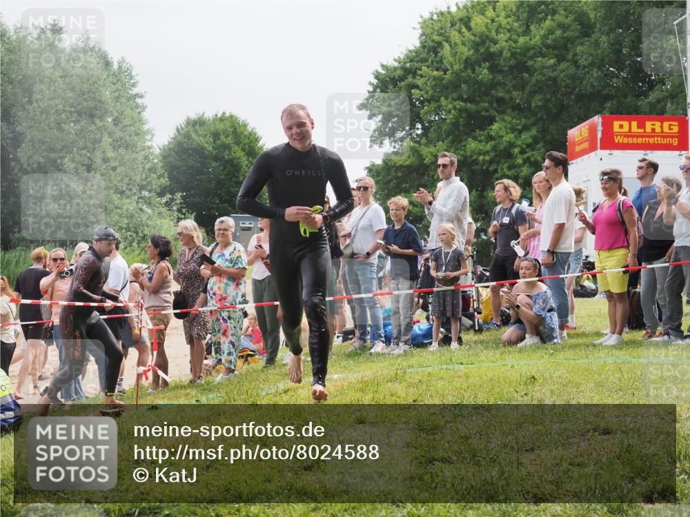 15.06.2025 - 27. Vierlanden-Triathlon KatJ http://msf.ph/oto/8024588 15.06.2025 10:57:57 Schwimmen 647, 686, 705, 738, 774 meine-sportfotos.de