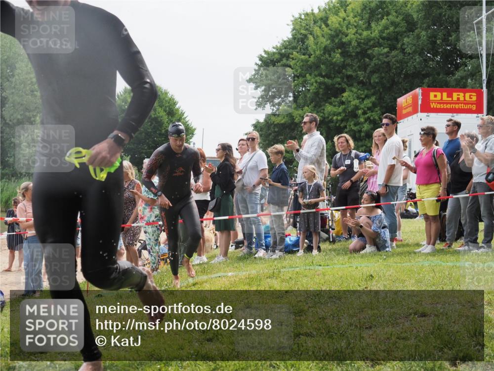 15.06.2025 - 27. Vierlanden-Triathlon KatJ http://msf.ph/oto/8024598 15.06.2025 10:57:58 Schwimmen 647, 686, 705, 738, 774 meine-sportfotos.de