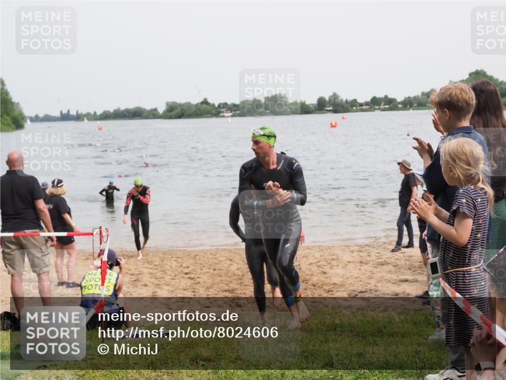 21.06.2025 - 27. Vierlanden-Triathlon MichiJ http://msf.ph/oto/8024606 15.06.2026 10:55:33 Schwimmen 639, 656, 736, 740 meine-sportfotos.de