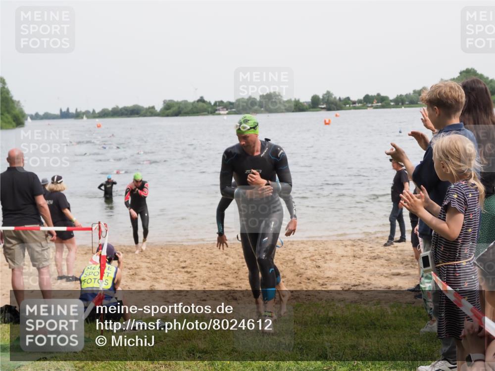 21.06.2025 - 27. Vierlanden-Triathlon MichiJ http://msf.ph/oto/8024612 15.06.2026 10:55:33 Schwimmen 639, 656, 736, 740 meine-sportfotos.de