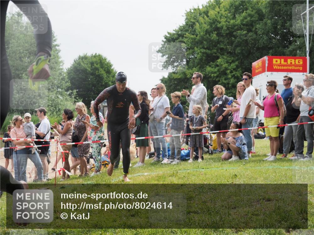 15.06.2025 - 27. Vierlanden-Triathlon KatJ http://msf.ph/oto/8024614 15.06.2025 10:57:59 Schwimmen 647, 686, 705, 738, 774 meine-sportfotos.de