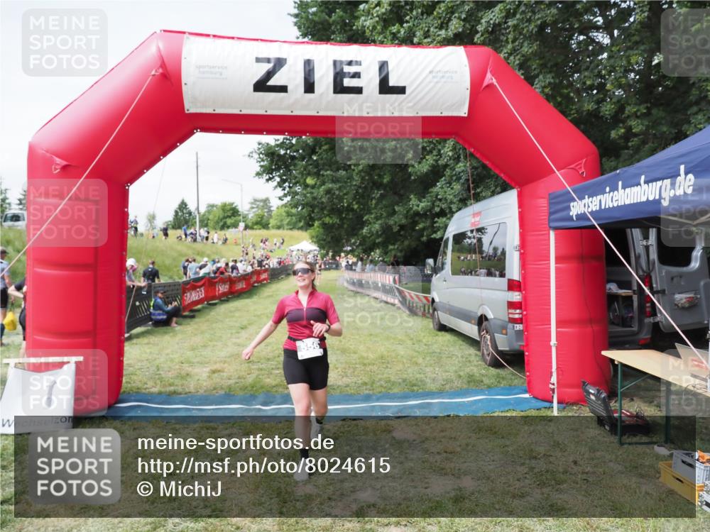 21.06.2025 - 27. Vierlanden-Triathlon MichiJ http://msf.ph/oto/8024615 15.06.2026 11:52:32 Ziel 556 meine-sportfotos.de