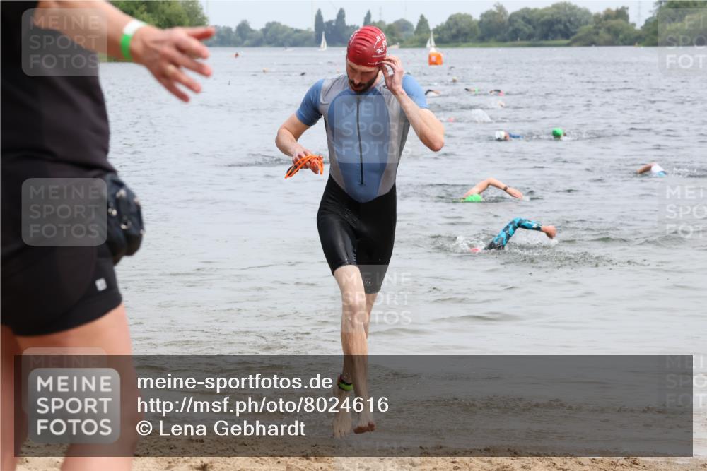 15.06.2025 - 27. Vierlanden-Triathlon Lena Gebhardt http://msf.ph/oto/8024616 15.06.2025 10:55:54 Schwimmen 683, 733 meine-sportfotos.de