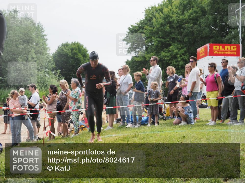15.06.2025 - 27. Vierlanden-Triathlon KatJ http://msf.ph/oto/8024617 15.06.2025 10:57:59 Schwimmen 647, 686, 705, 738, 774 meine-sportfotos.de