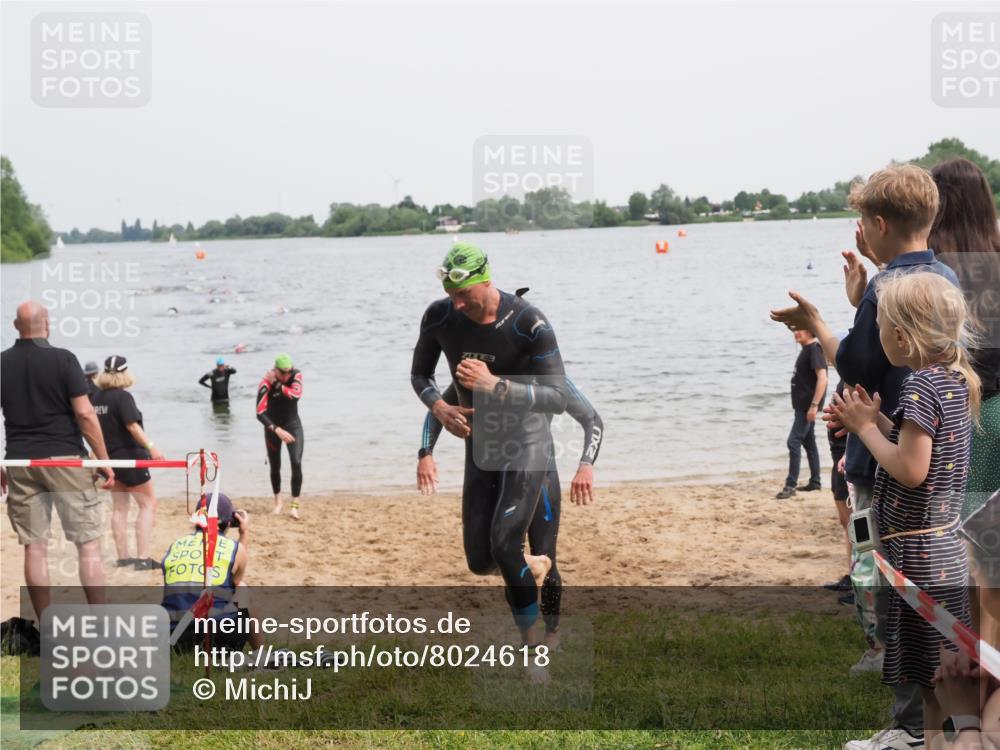 21.06.2025 - 27. Vierlanden-Triathlon MichiJ http://msf.ph/oto/8024618 15.06.2026 10:55:33 Schwimmen 639, 656, 736, 740 meine-sportfotos.de