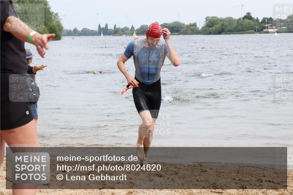 15.06.2025 - 27. Vierlanden-Triathlon Lena Gebhardt http://msf.ph/oto/8024620 15.06.2025 10:55:55 Schwimmen 683, 733 meine-sportfotos.de