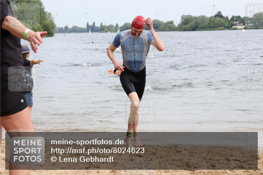 15.06.2025 - 27. Vierlanden-Triathlon Lena Gebhardt http://msf.ph/oto/8024623 15.06.2025 10:55:55 Schwimmen 683, 733 meine-sportfotos.de