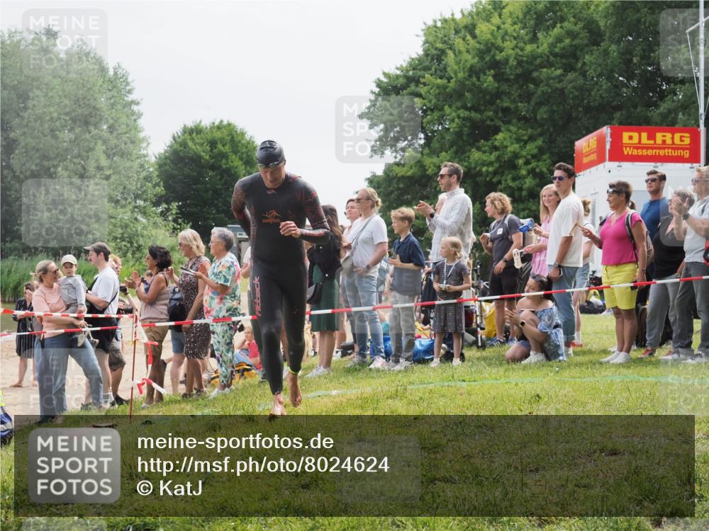 15.06.2025 - 27. Vierlanden-Triathlon KatJ http://msf.ph/oto/8024624 15.06.2025 10:57:59 Schwimmen 647, 686, 705, 738, 774 meine-sportfotos.de