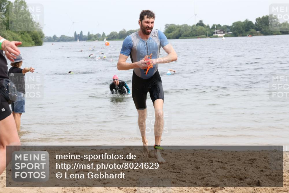 15.06.2025 - 27. Vierlanden-Triathlon Lena Gebhardt http://msf.ph/oto/8024629 15.06.2025 10:55:55 Schwimmen 683, 733 meine-sportfotos.de