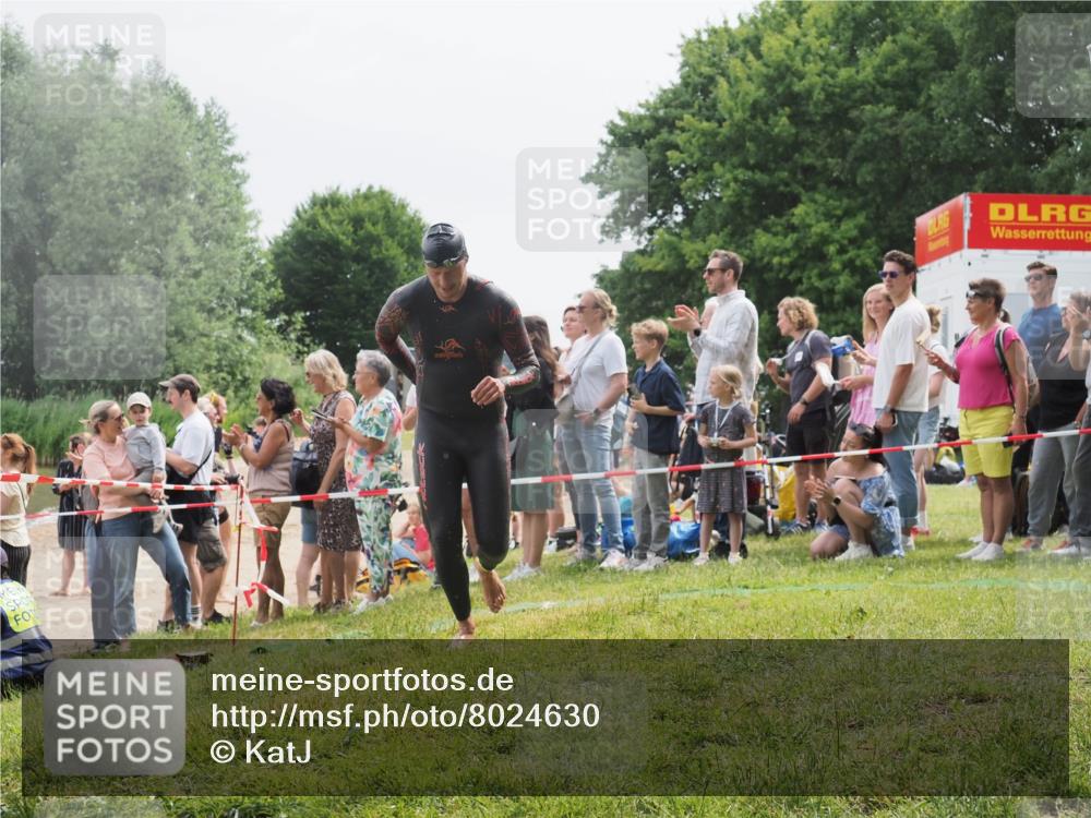15.06.2025 - 27. Vierlanden-Triathlon KatJ http://msf.ph/oto/8024630 15.06.2025 10:57:59 Schwimmen 647, 686, 705, 738, 774 meine-sportfotos.de
