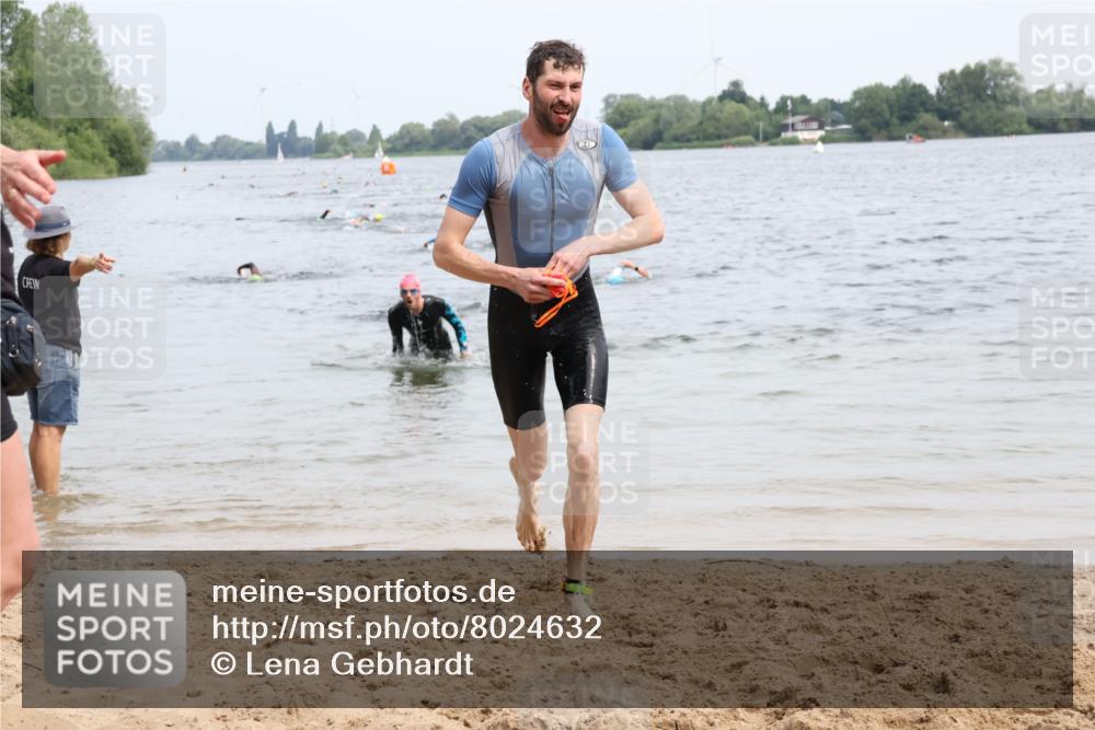 15.06.2025 - 27. Vierlanden-Triathlon Lena Gebhardt http://msf.ph/oto/8024632 15.06.2025 10:55:55 Schwimmen 683, 733 meine-sportfotos.de