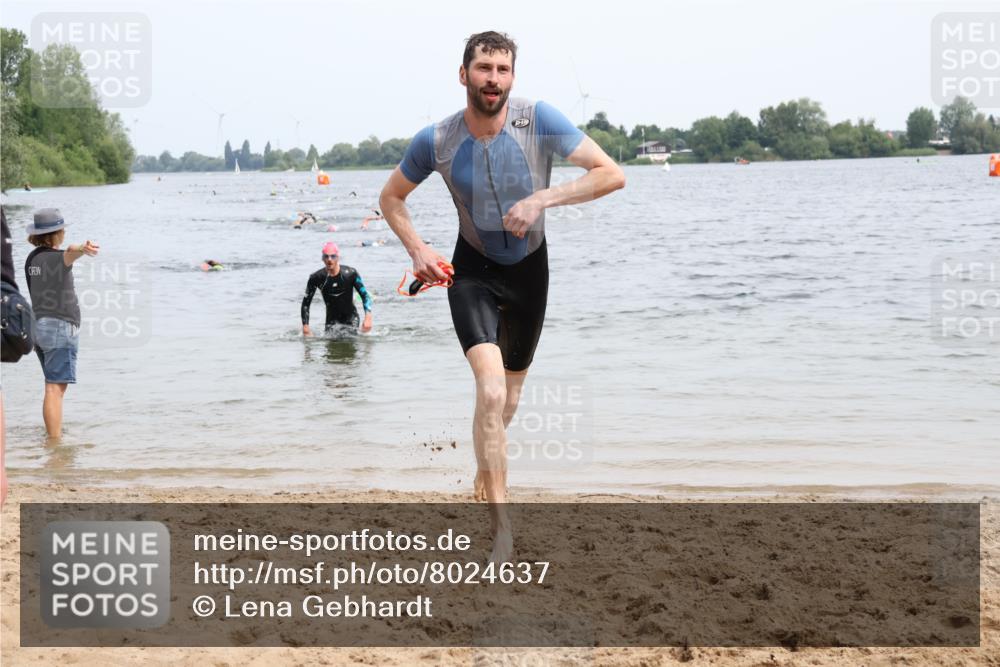 15.06.2025 - 27. Vierlanden-Triathlon Lena Gebhardt http://msf.ph/oto/8024637 15.06.2025 10:55:56 Schwimmen 683, 733 meine-sportfotos.de