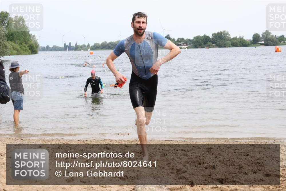 15.06.2025 - 27. Vierlanden-Triathlon Lena Gebhardt http://msf.ph/oto/8024641 15.06.2025 10:55:56 Schwimmen 683, 733 meine-sportfotos.de