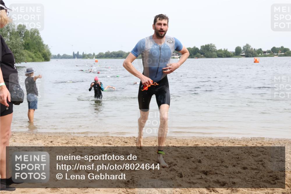 15.06.2025 - 27. Vierlanden-Triathlon Lena Gebhardt http://msf.ph/oto/8024644 15.06.2025 10:55:56 Schwimmen 683, 733 meine-sportfotos.de
