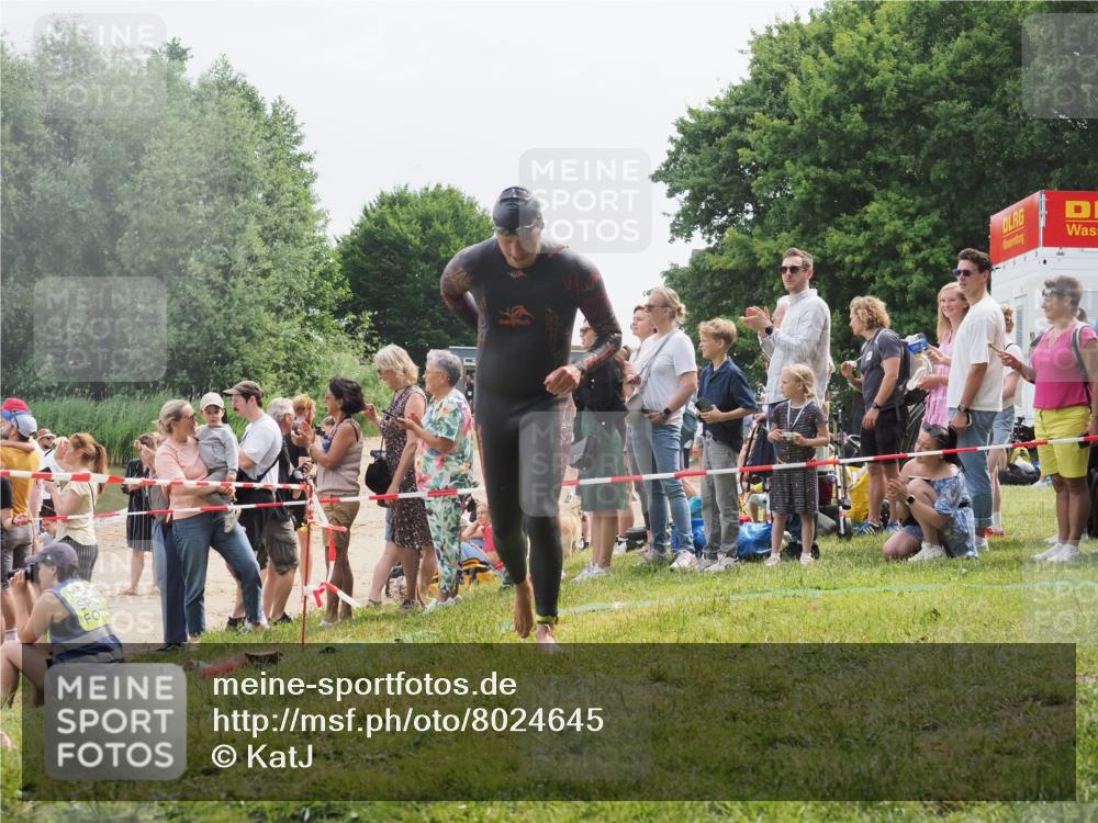 15.06.2025 - 27. Vierlanden-Triathlon KatJ http://msf.ph/oto/8024645 15.06.2025 10:57:59 Schwimmen 647, 686, 705, 738, 774 meine-sportfotos.de