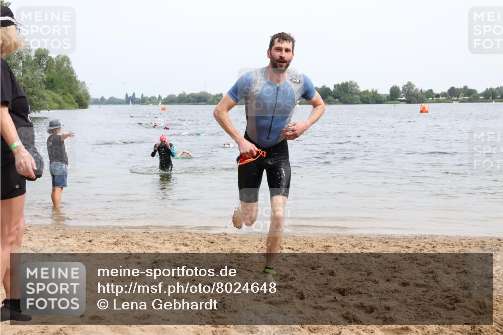 15.06.2025 - 27. Vierlanden-Triathlon Lena Gebhardt http://msf.ph/oto/8024648 15.06.2025 10:55:56 Schwimmen 683, 733 meine-sportfotos.de