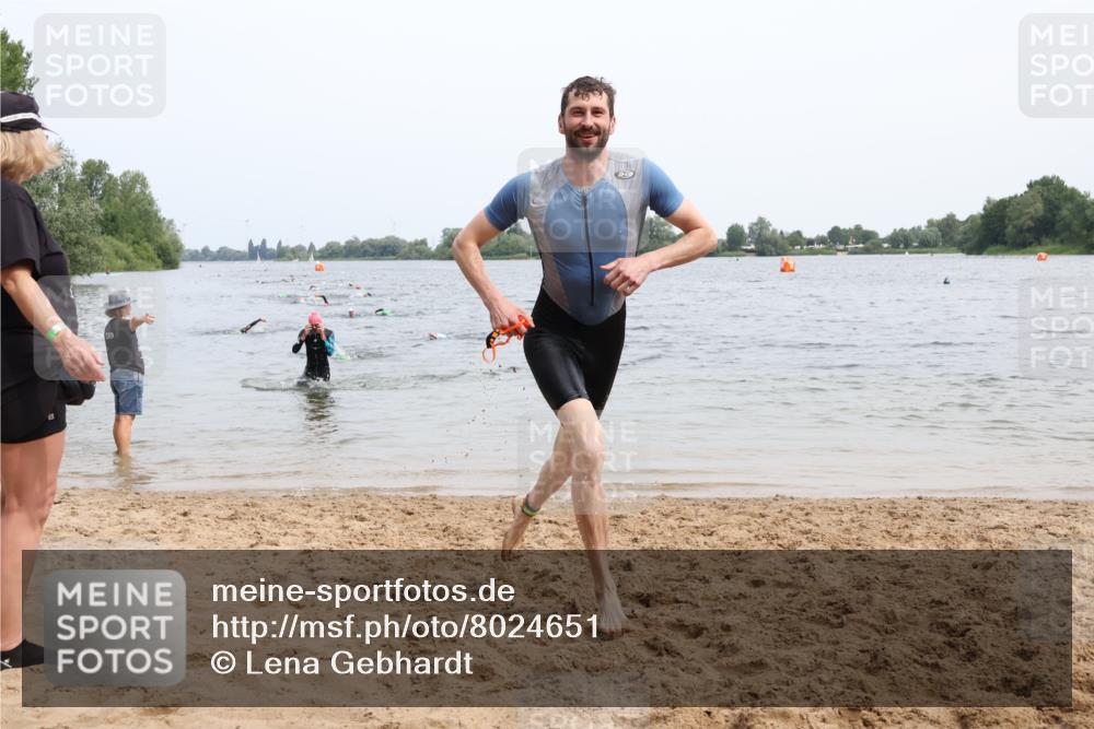 15.06.2025 - 27. Vierlanden-Triathlon Lena Gebhardt http://msf.ph/oto/8024651 15.06.2025 10:55:56 Schwimmen 683, 733 meine-sportfotos.de