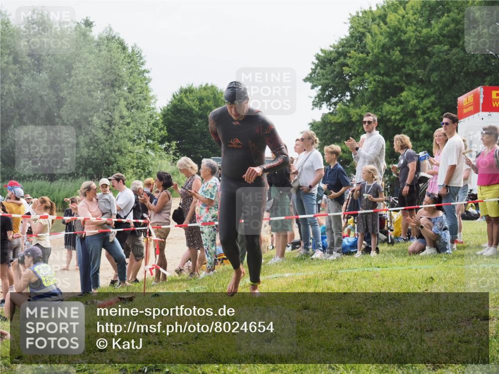 15.06.2025 - 27. Vierlanden-Triathlon KatJ http://msf.ph/oto/8024654 15.06.2025 10:57:59 Schwimmen 647, 686, 705, 738, 774 meine-sportfotos.de