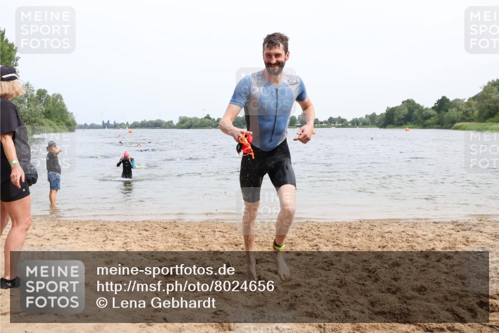 15.06.2025 - 27. Vierlanden-Triathlon Lena Gebhardt http://msf.ph/oto/8024656 15.06.2025 10:55:56 Schwimmen 683, 733 meine-sportfotos.de