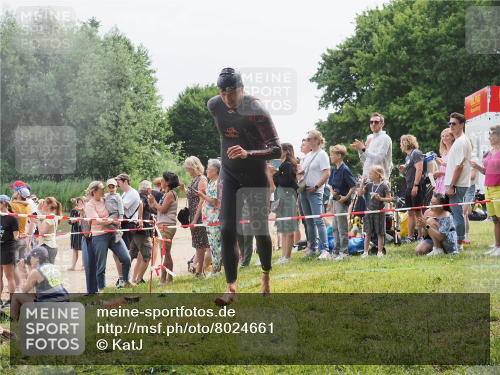 15.06.2025 - 27. Vierlanden-Triathlon KatJ http://msf.ph/oto/8024661 15.06.2025 10:57:59 Schwimmen 647, 686, 705, 738, 774 meine-sportfotos.de