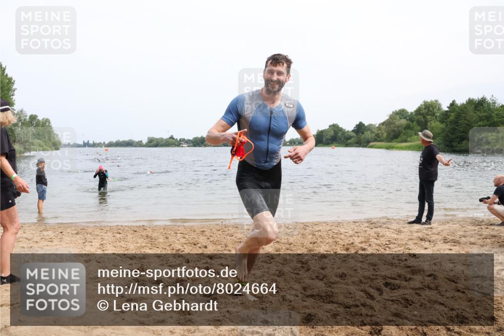 15.06.2025 - 27. Vierlanden-Triathlon Lena Gebhardt http://msf.ph/oto/8024664 15.06.2025 10:55:57 Schwimmen 683, 733 meine-sportfotos.de