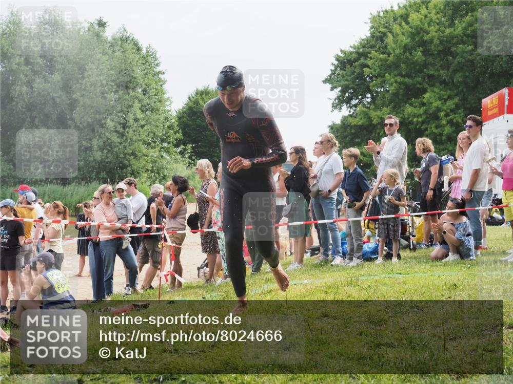 15.06.2025 - 27. Vierlanden-Triathlon KatJ http://msf.ph/oto/8024666 15.06.2025 10:58:00 Schwimmen 647, 686, 705, 738, 774 meine-sportfotos.de